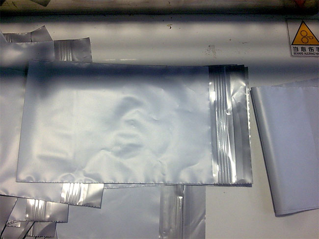 刮膠方式上膠后的快遞袋