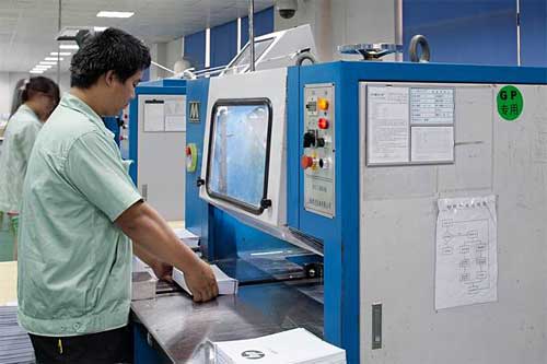 工人整理三面切書機(jī)裁切好的書