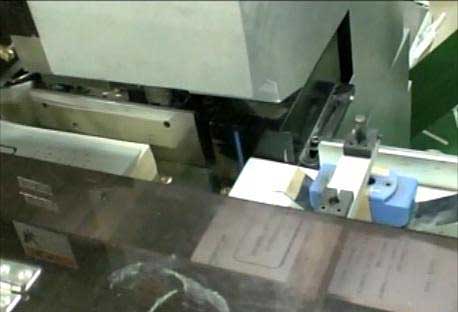 三面切書機(jī)對(duì)書刊裁切時(shí)的畫面