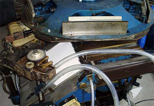 預(yù)熱后的熱熔膠粘書背