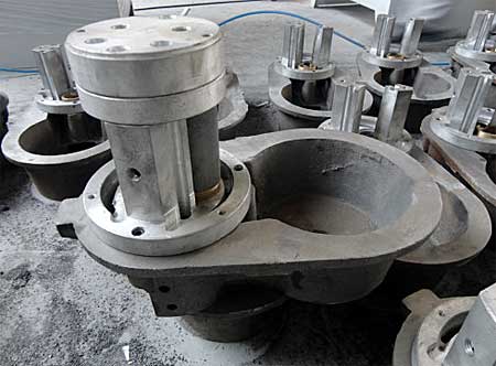 適量往膠爐里加入熱熔膠