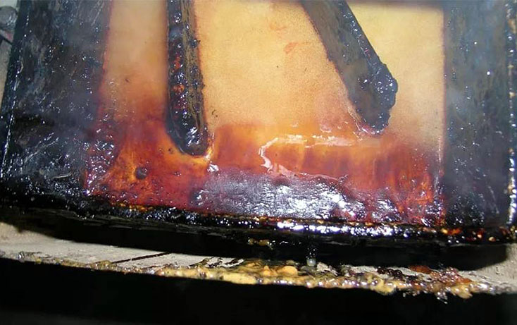 反復(fù)加熱后的熱熔膠出現(xiàn)碳化