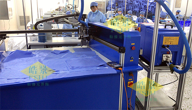 對(duì)防護(hù)服無(wú)紡布進(jìn)行噴膠粘接復(fù)合