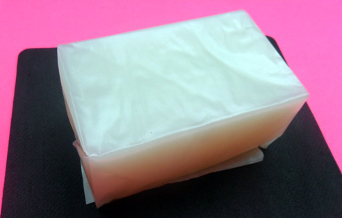 塊狀熱熔膠需用離型紙包裹著