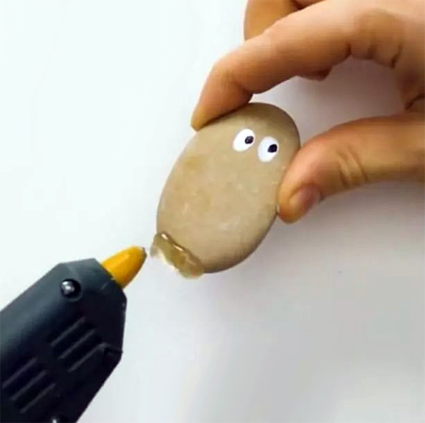 用熱熔膠來粘石頭