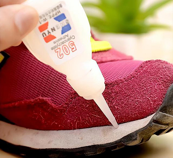 粘運(yùn)動(dòng)鞋